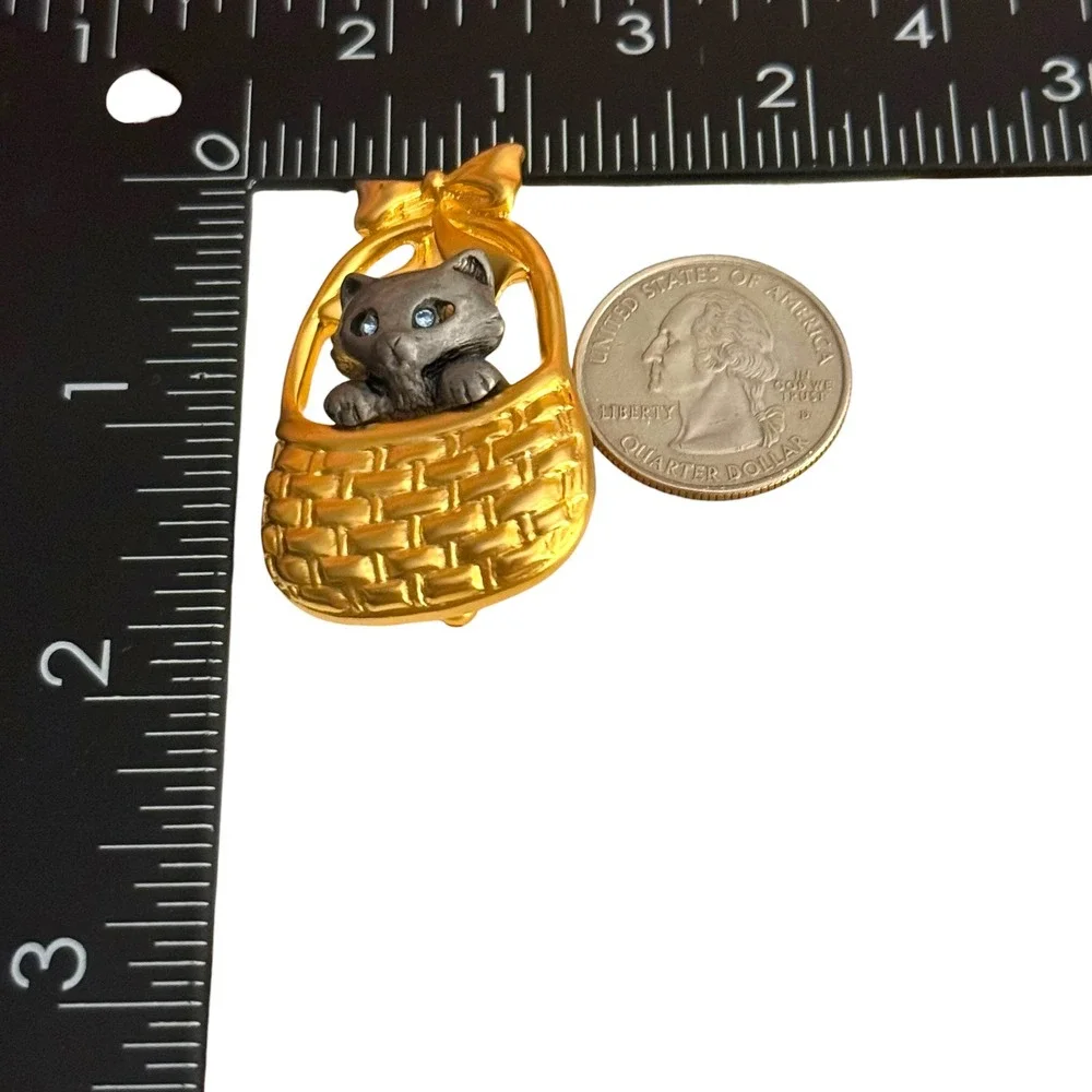 Danecraft Signed Vintage Cat in Basket Brooch Pewter Cat Gold‎ Tone Pin